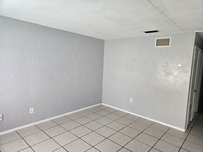 Building Photo - Bright 2BR/2BA Home with Garage