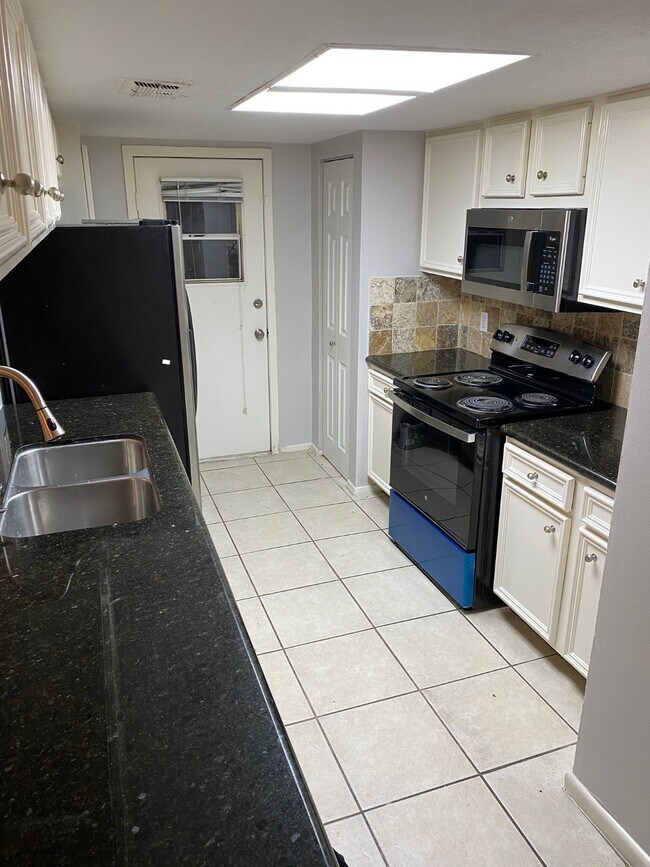 Building Photo - 9535 Clanton St