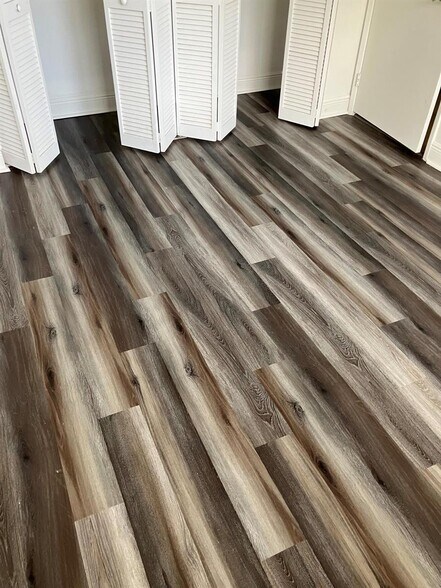 Building Photo - 1515 Lake Crystal Dr