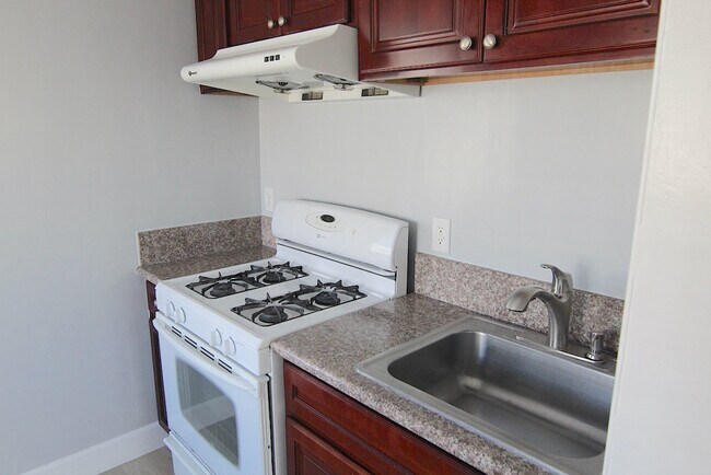 Building Photo - 3345 Del Mar Ave