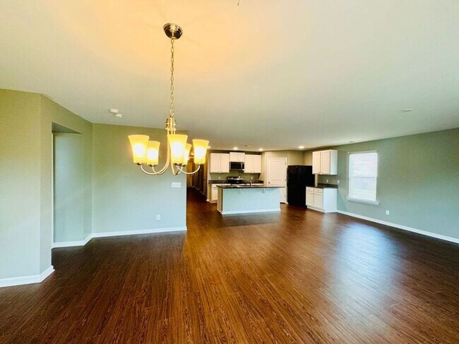 Building Photo - 4 bed, 2 bath-- Available NOW!!