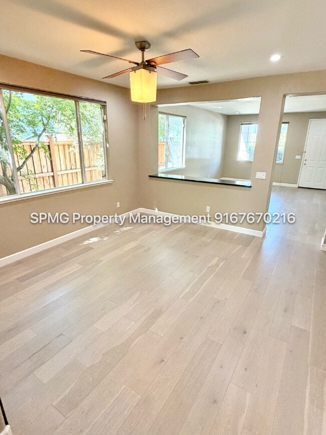 Building Photo - Beautiful 4 Bed / 3 Bath Home in Prime Roseville Location – Across from Park!