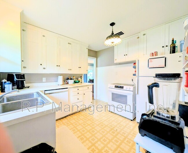 Building Photo - 3100 Orchard Ave N
