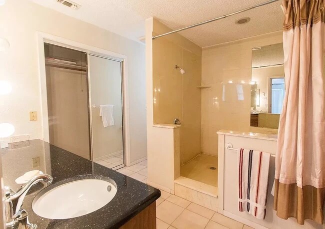 Master Bathroom Upstairs - 3508 Grande Bulevar