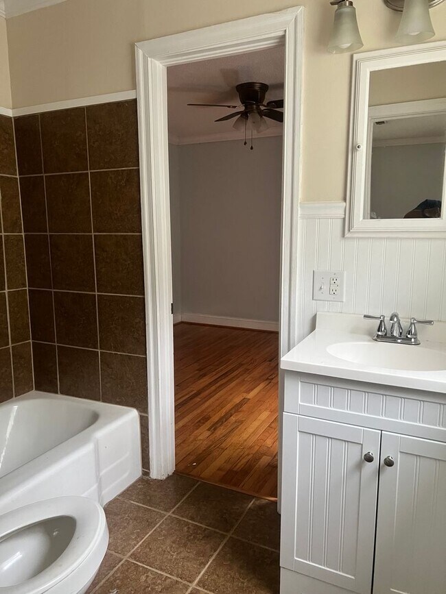 Building Photo - Three Bedroom Two Bath House for Rent in F...
