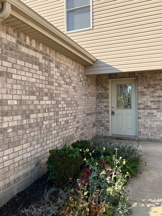 Building Photo - Updated 2 Bedroom (1084 sq ft), 1.5 Baths, and 1-Car Attached Garage in Troy, Ohio!