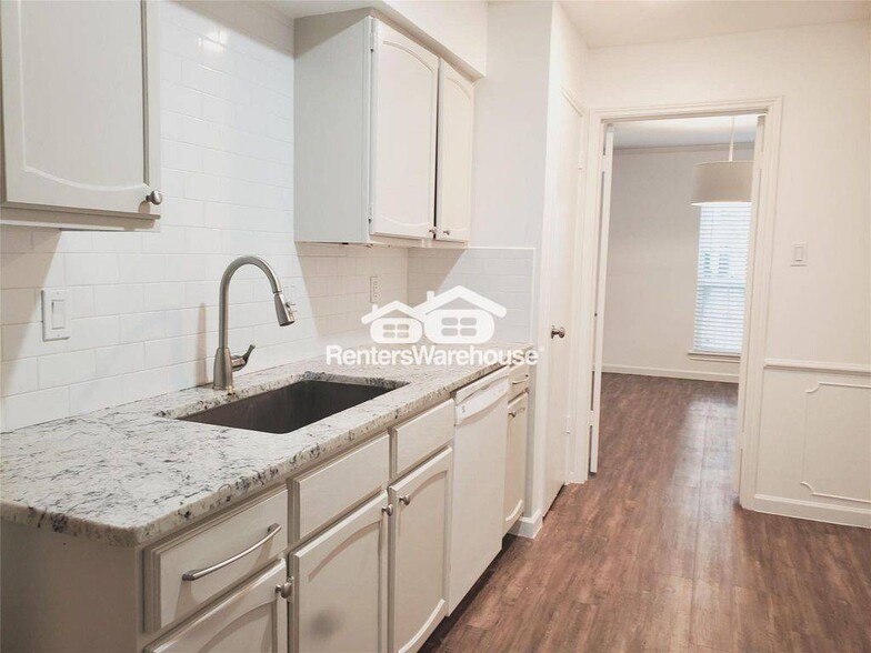 Building Photo - 361 N Post Oak Ln