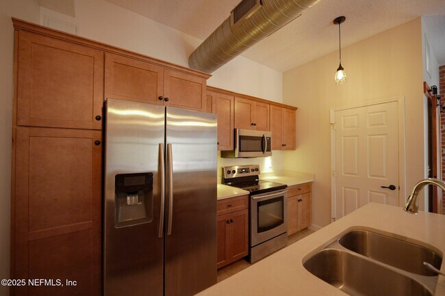 Building Photo - 115 W 2nd St