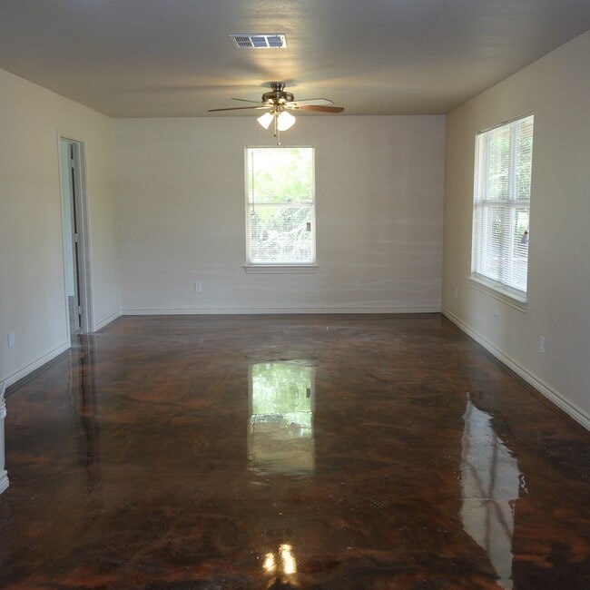 Building Photo - TAHITIAN VILLAGE ENTERTAINING READY -  3 BEDROOM / 2 BATH HOME