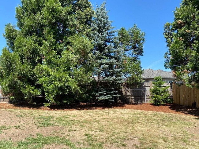 Building Photo - Gorgeous Fully Remodeled Three Bedroom Hom...