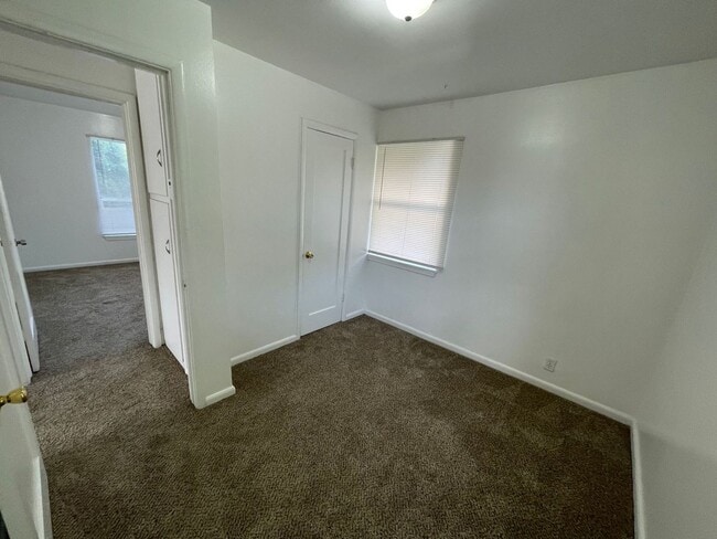 Building Photo - Cute 2 bedroom Duplex For Rent!!