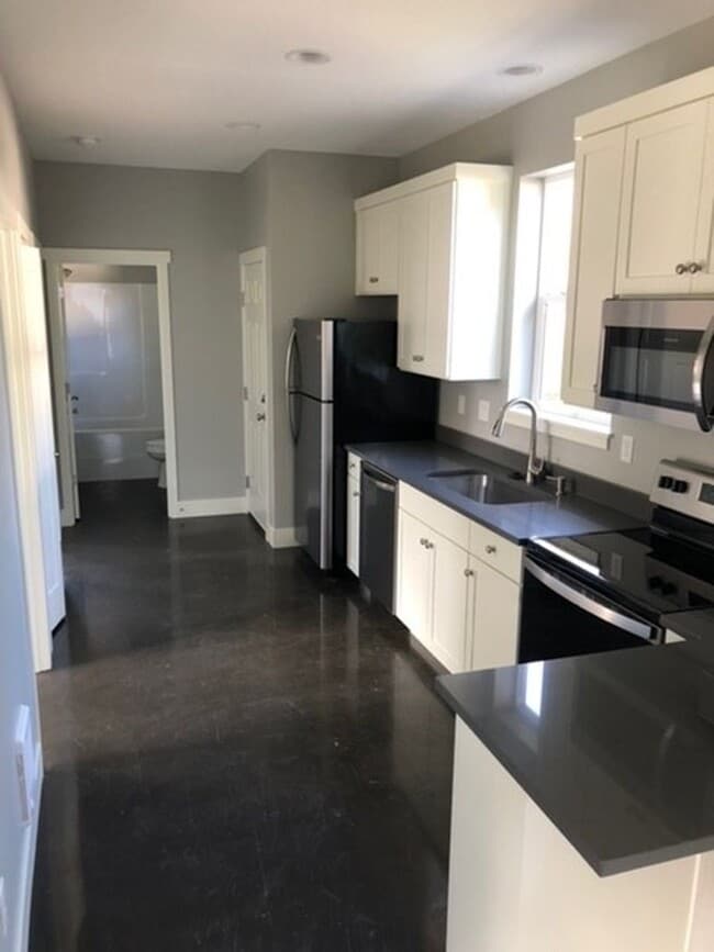 Building Photo - Two bedroom, one bathroom cottage in the h...