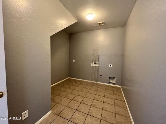 Building Photo - 46184 W Dutchman Dr