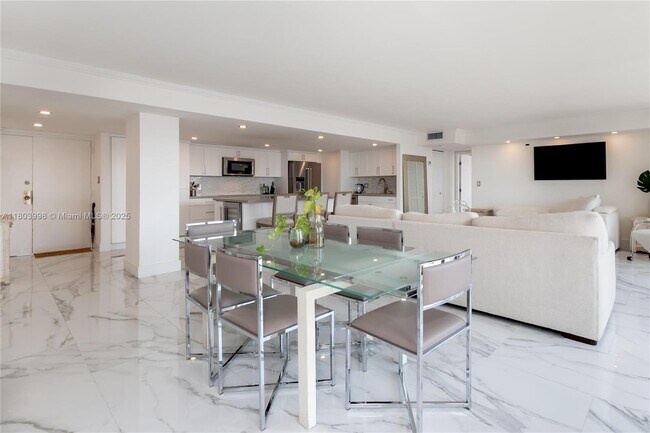 Building Photo - 1450 Brickell Bay Dr