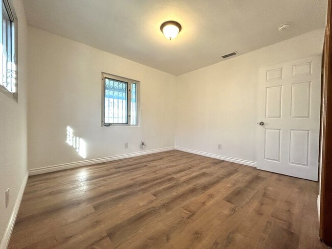 Building Photo - 439 W Buckthorn St