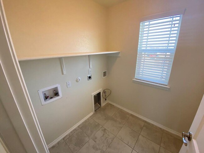 Building Photo - 1000 Danish Cove