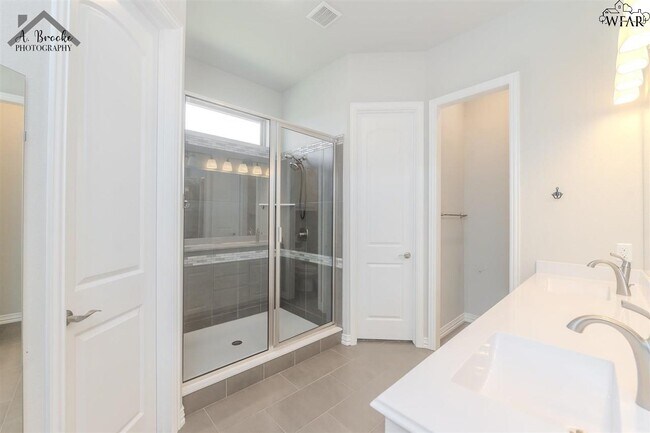 Building Photo - 4938 Spring Hill Dr