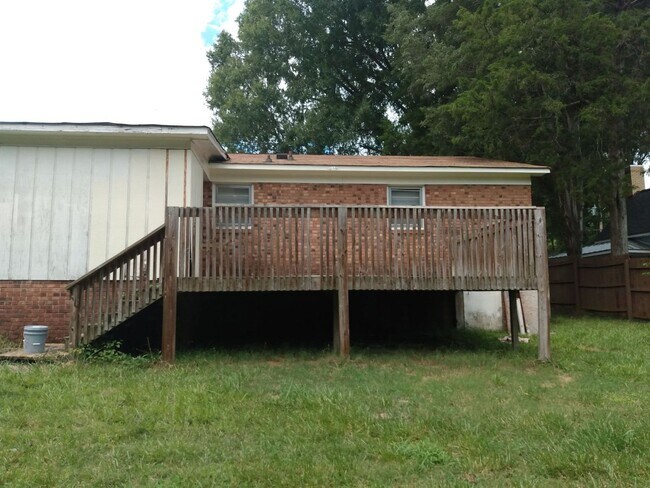 Building Photo - 843 Woodland St