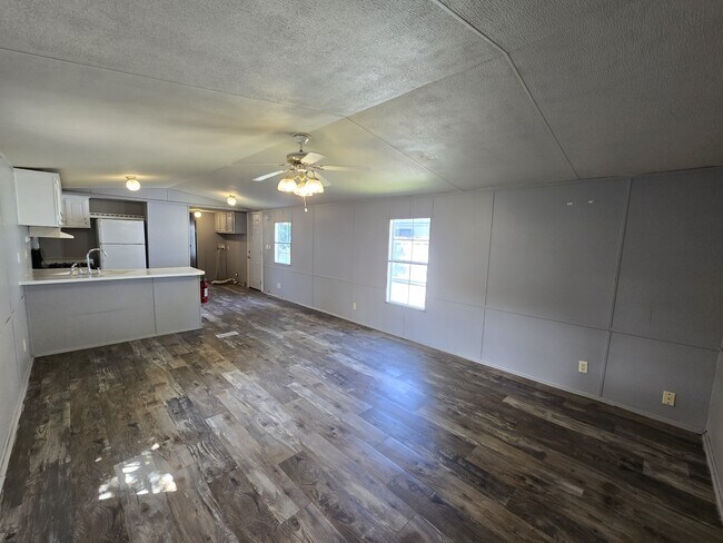 Building Photo - 700 W Ridgeway Ave