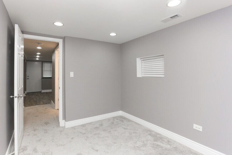 Building Photo - 2613 W Evergreen Ave