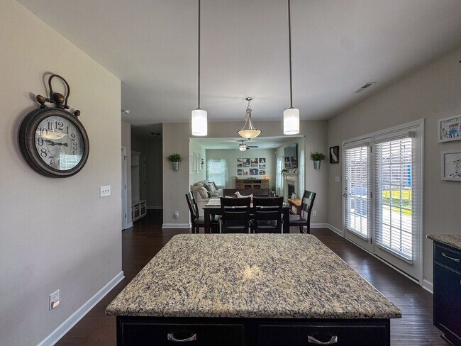 Building Photo - Gorgeous 4 Bed 2.5 Bath Home with Fenced Backyard