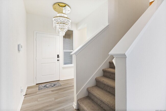 Building Photo - Charming Home Awaits: Spacious & Modern Living in a Prime Location