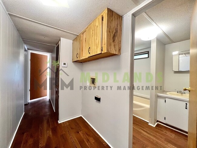 Building Photo - 2413 S Lake Dr
