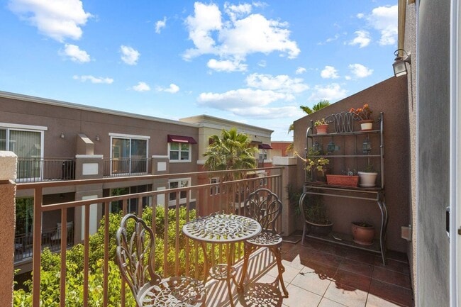 Building Photo - Luxury 1 Bedroom Condo