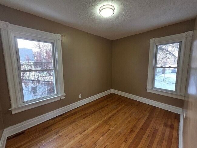 Building Photo - 184 King St