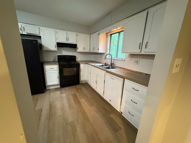 Building Photo - Beautiful Split Level House 3 bedroom 1 ba...