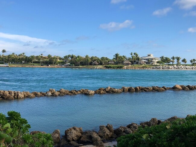 Building Photo - 145 Beacon Ln