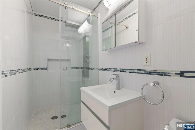 Building Photo - 6 Grand Cove Way