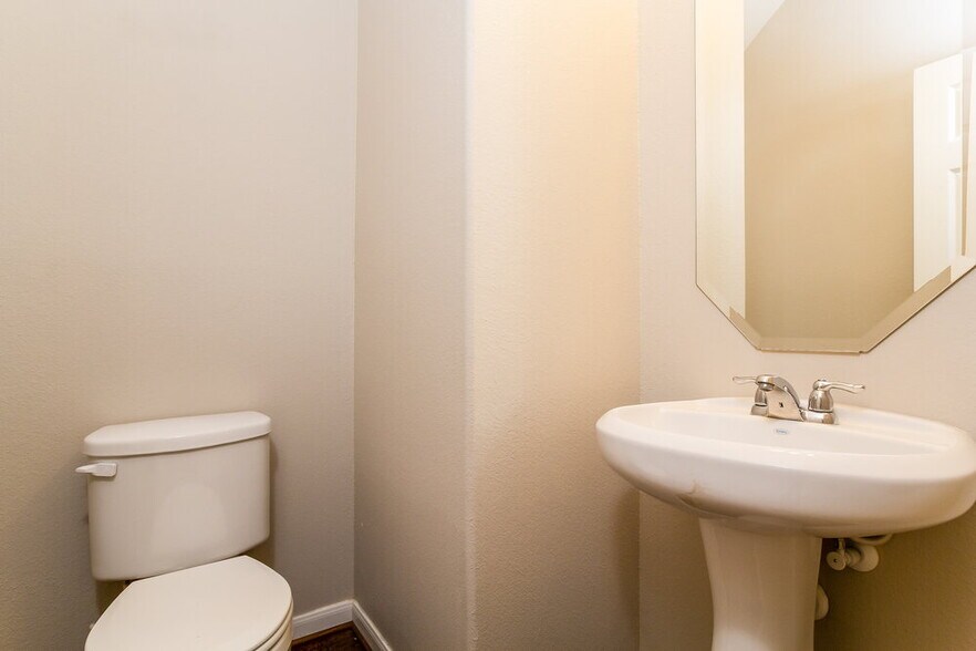 Building Photo - 23630 Maple View Dr