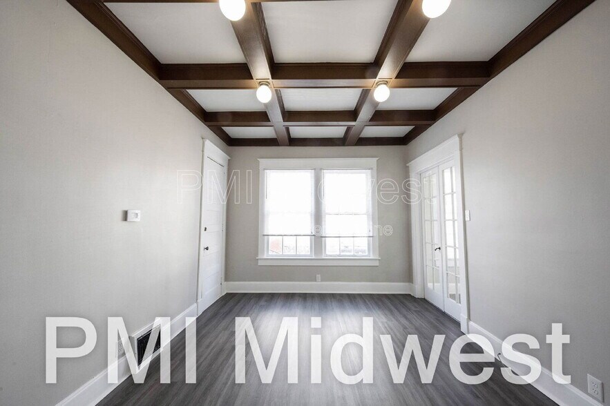 Building Photo - 125 E 17th St