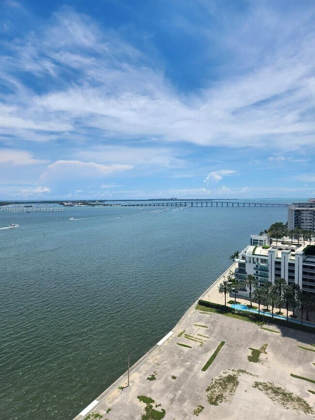 Building Photo - 1155 Brickell Bay Dr