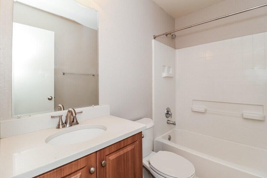 Building Photo - 4524 Waterford Dr
