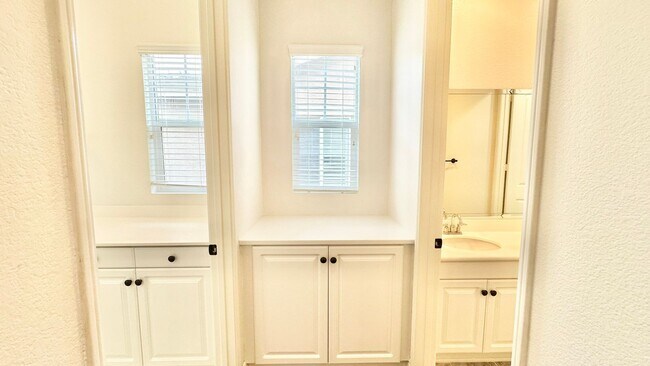 Building Photo - Beautifully Updated Two-Story Home in Lake...