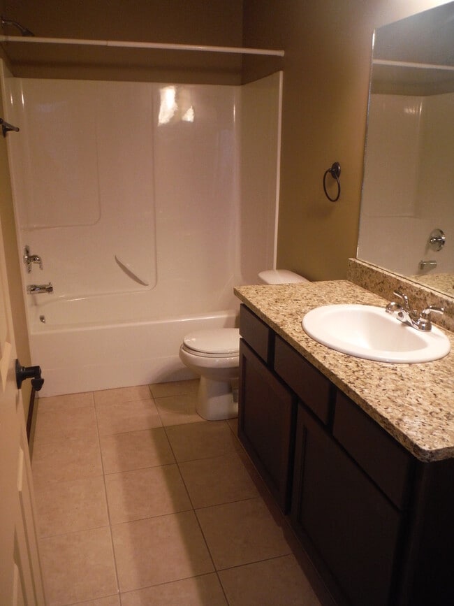 Building Photo - Gorgeous 3 Bedroom Condo- Across Street fr...