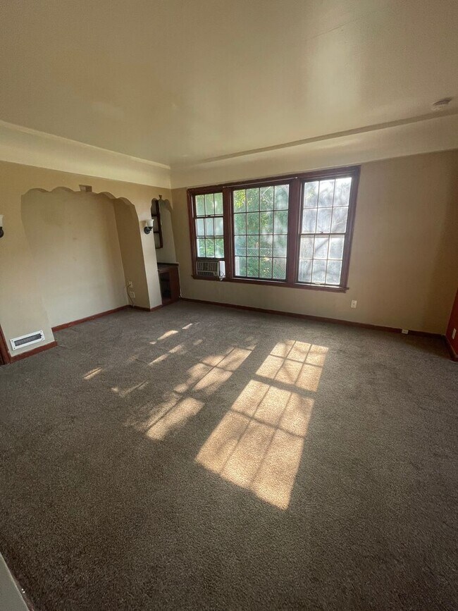 Building Photo - 1436 Swan St