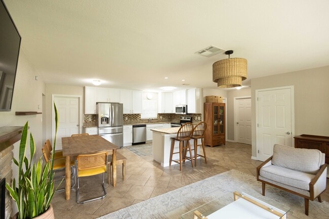 Building Photo - 650 S Park Ave