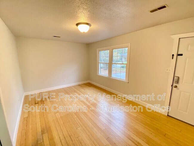 Building Photo - 7648 Hillview Ln