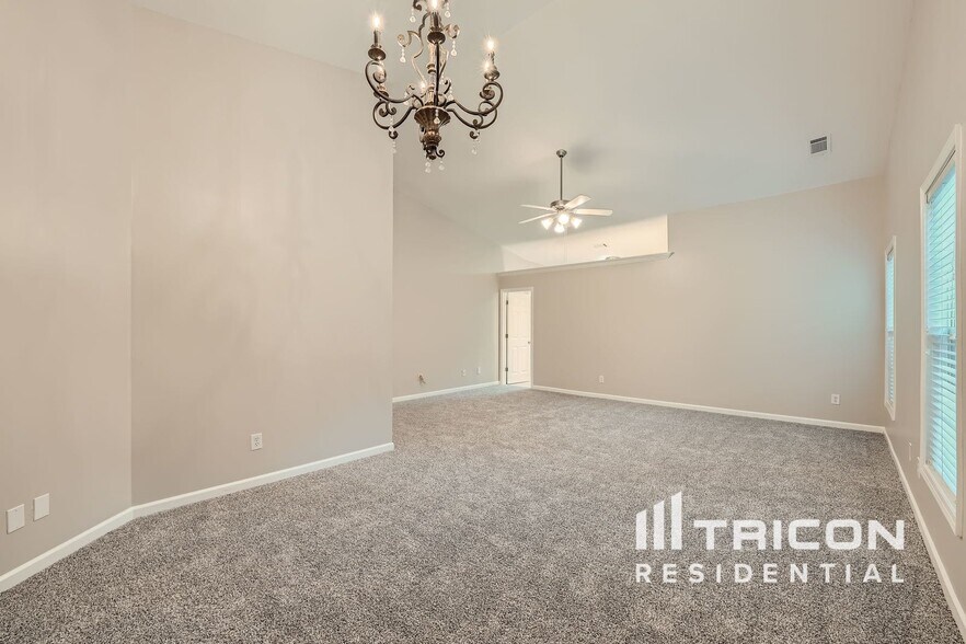 Building Photo - 641 Rock Elm Dr
