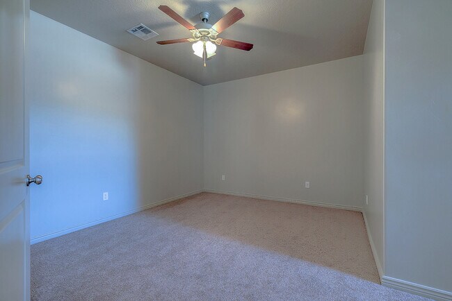 Building Photo - 4 Bedroom End Unit in Sienna Hills! Small Dog Friendly!