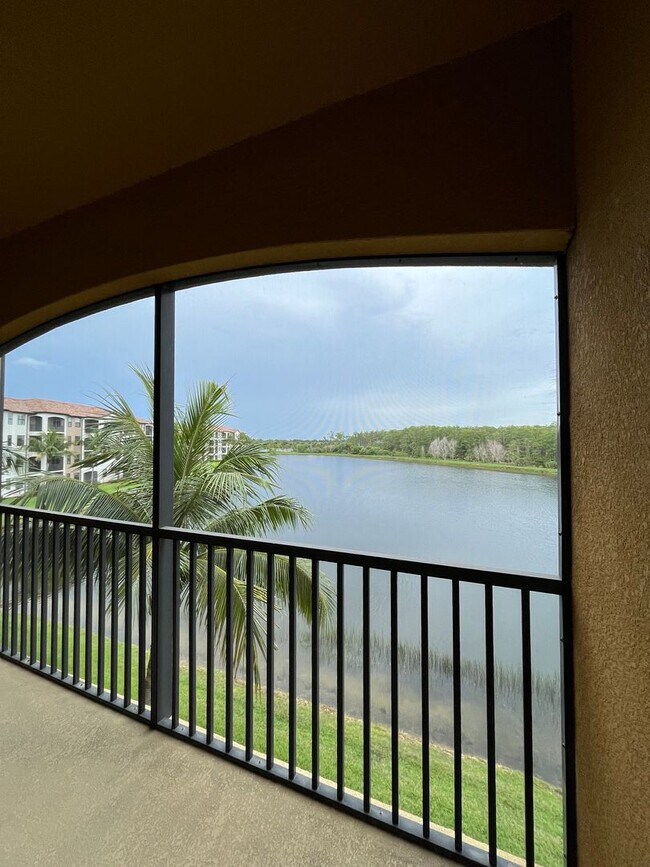Building Photo - Beautiful 2/2 Condo in Treviso Bay w/ Tran...
