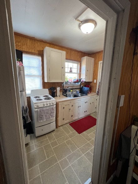 Building Photo - 484 S Iowa Ave