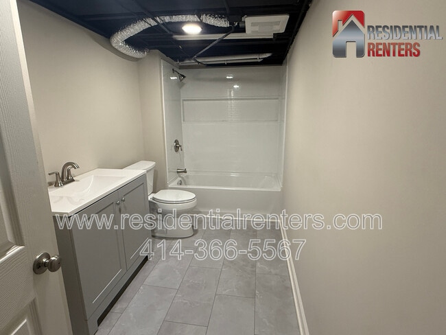 Building Photo - 205 N 165th St