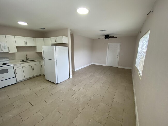 Building Photo - 1136 Avenue G