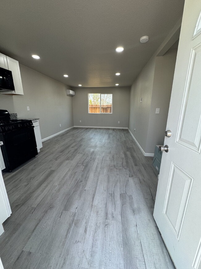 Building Photo - Now Available – Renovated 2 Bed / 1 Bath A...