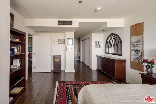 Building Photo - 10724 Wilshire Blvd