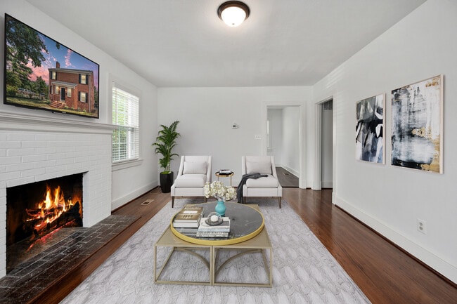 Display Only - 819 Weedon St